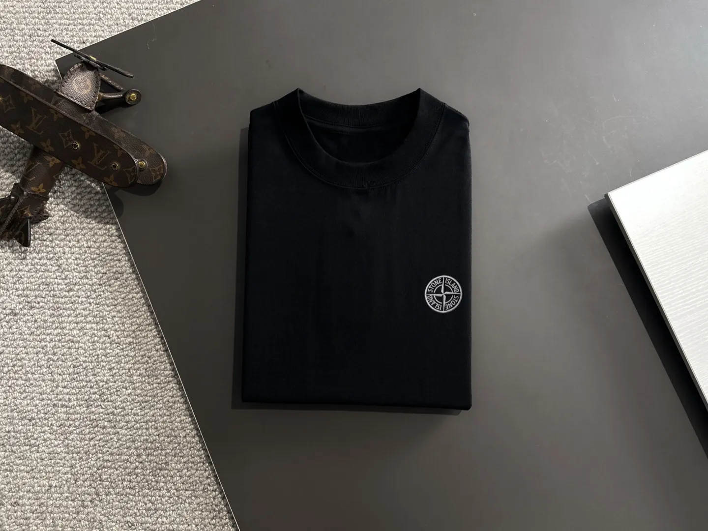 🅿️270 shipped next day, high quality Stone Island 2025 spring and summer new men's batik washed short-sleeved T-shirt, combed heavy weight washed double yarn fabric, high-strength fabric feels full of weight when weighed, and the upper body is more textured than ordinary T-shirts and is not easy to deform. This texture can cope with the weather, absorbs sweat and is breathable, suitable for both hot and cold! Perfectly produced with reference to the original stitch and stitch! Loose fit design, looks noble. Sizes: S to XXL (European sizes are larger, it is recommended to choose one size smaller than your usual size)